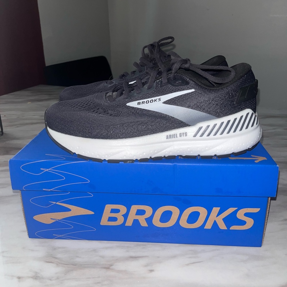 Brooks Ariel GTS Women's Shoes - Black with White Accents